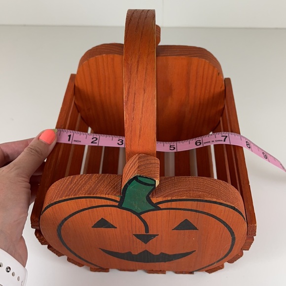 Cute Handcrafted Pumpkin 🎃 Basket Sawmill Critter - Picture 8 of 8